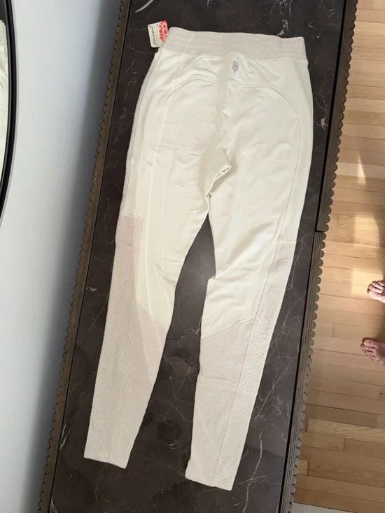 *NWT* FREE PEOPLE
UNDERCOVER BASE LAYER
SET (TOP W/ LEGGINGS) - Picture 11 of 14